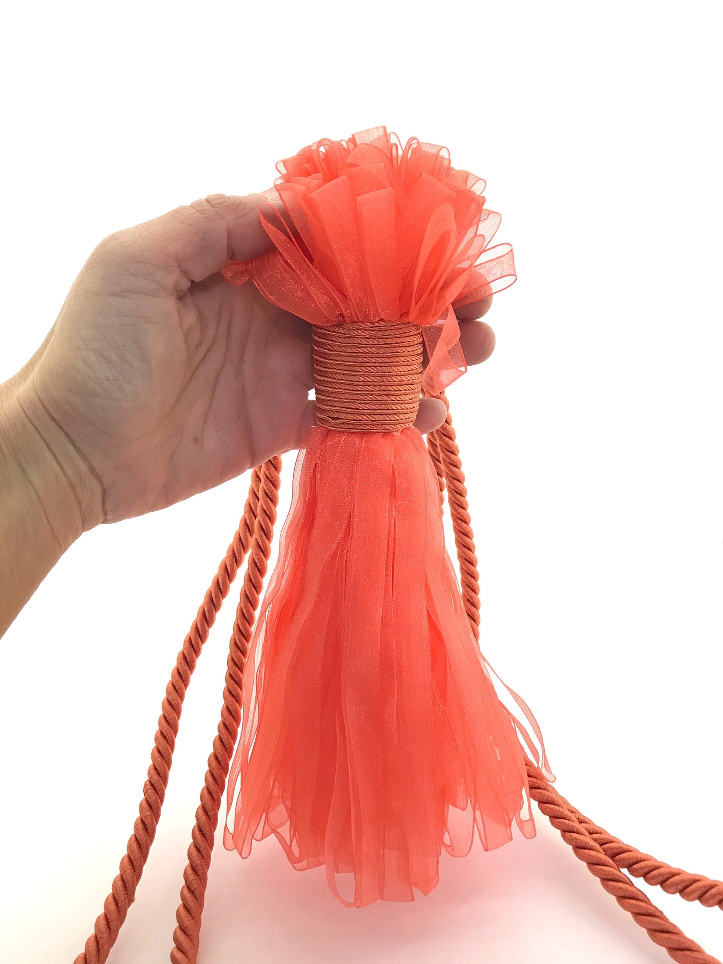 1 Grande bracciale per tenda di classe, con grande nappa in organza colore arancione, stupendo  accessorio per tende. Made in Italy.
