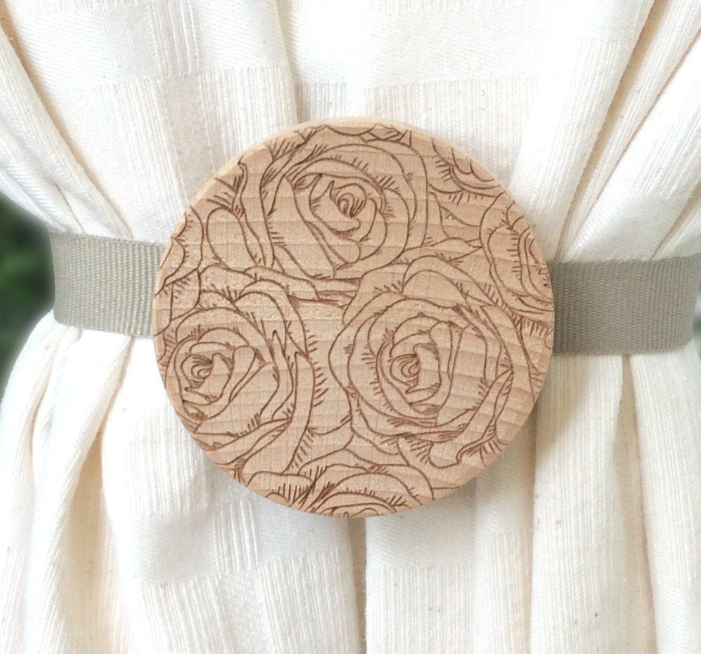 Calamita per tenda. In faggio massello decorazione rose incise. Regalo originale fatto a mano per tutti coloro che amano decorare casa.