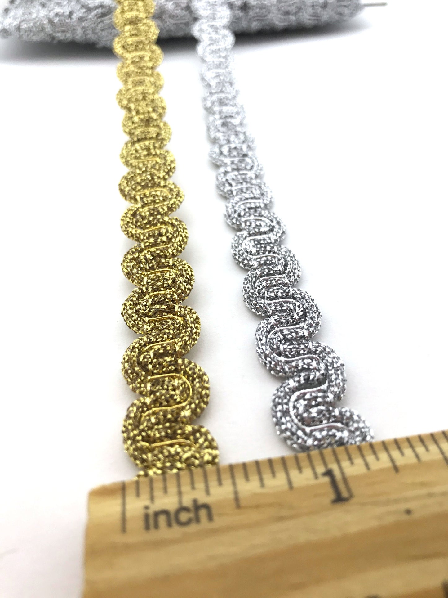 1 metro passamaneria a cucire oro o argento 13mm. Decorazione fashion per borse, scarpe, cinture, pantaloni e maglie.