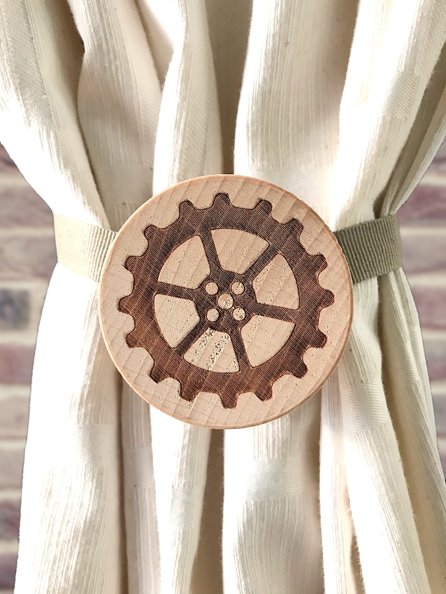 Calamita per tenda. In faggio massello decorazione ingranaggio incisa. Regalo originale per tutti coloro che amano decorare casa.