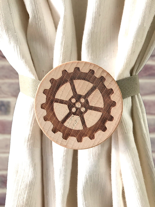 Calamita per tenda. In faggio massello decorazione ingranaggio incisa. Regalo originale per tutti coloro che amano decorare casa.