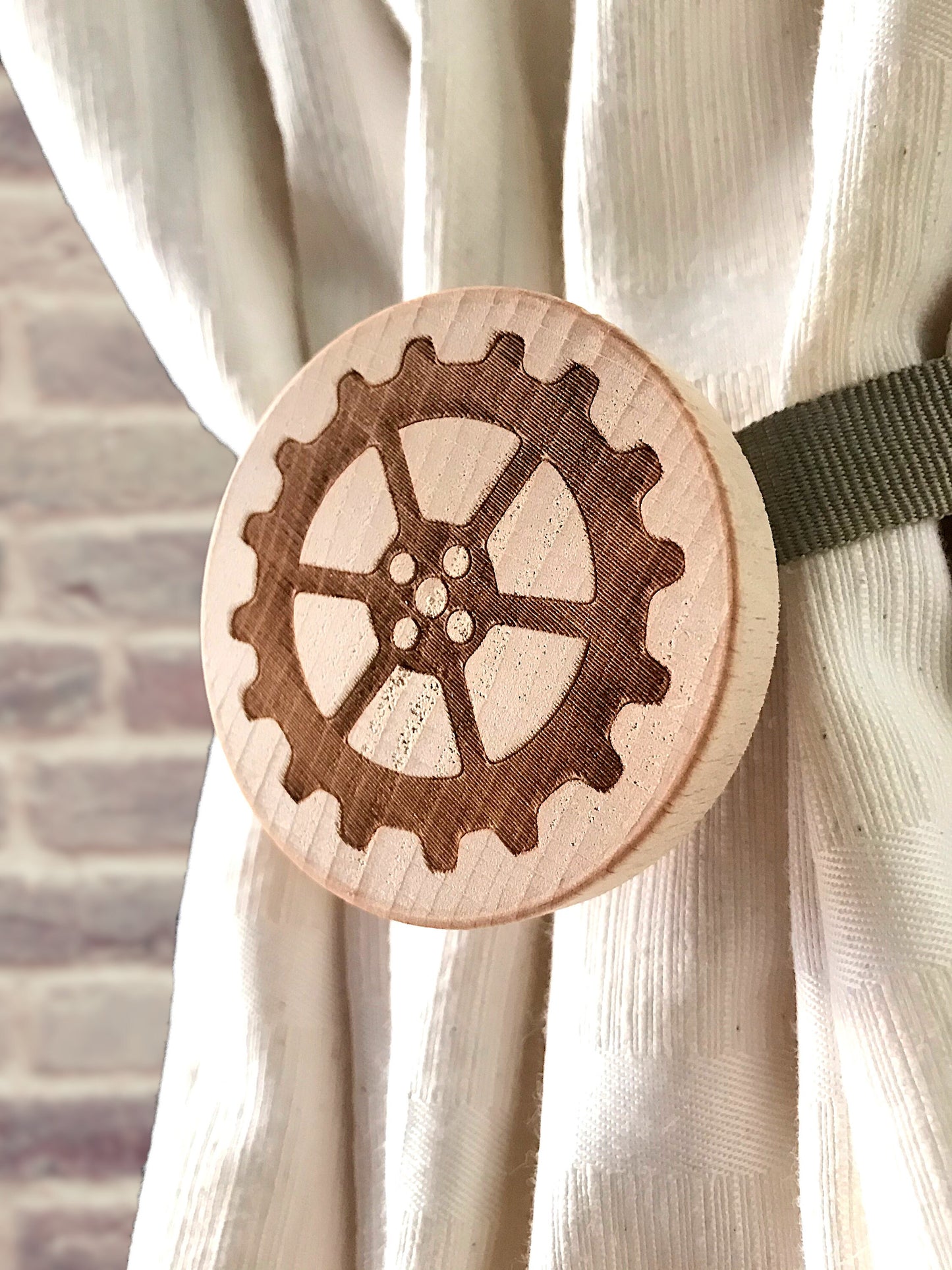 Calamita per tenda. In faggio massello decorazione ingranaggio incisa. Regalo originale per tutti coloro che amano decorare casa.