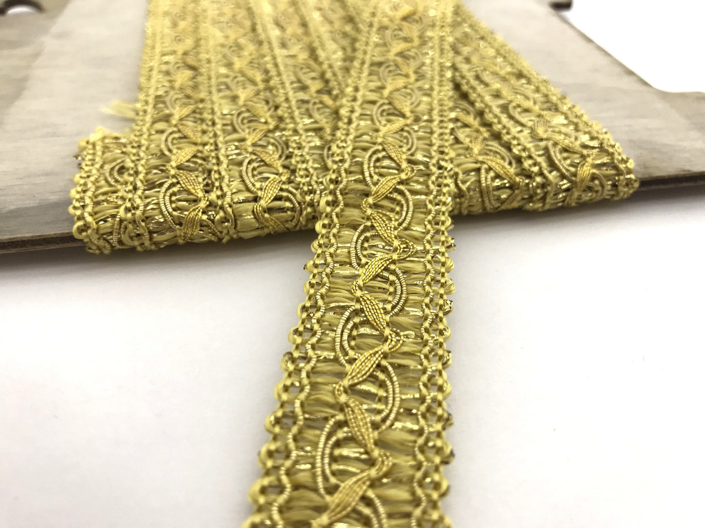 1 metro passamaneria a cucire oro 20mm. Decorazione fashion per borse, scarpe, cinture, pantaloni e maglie.