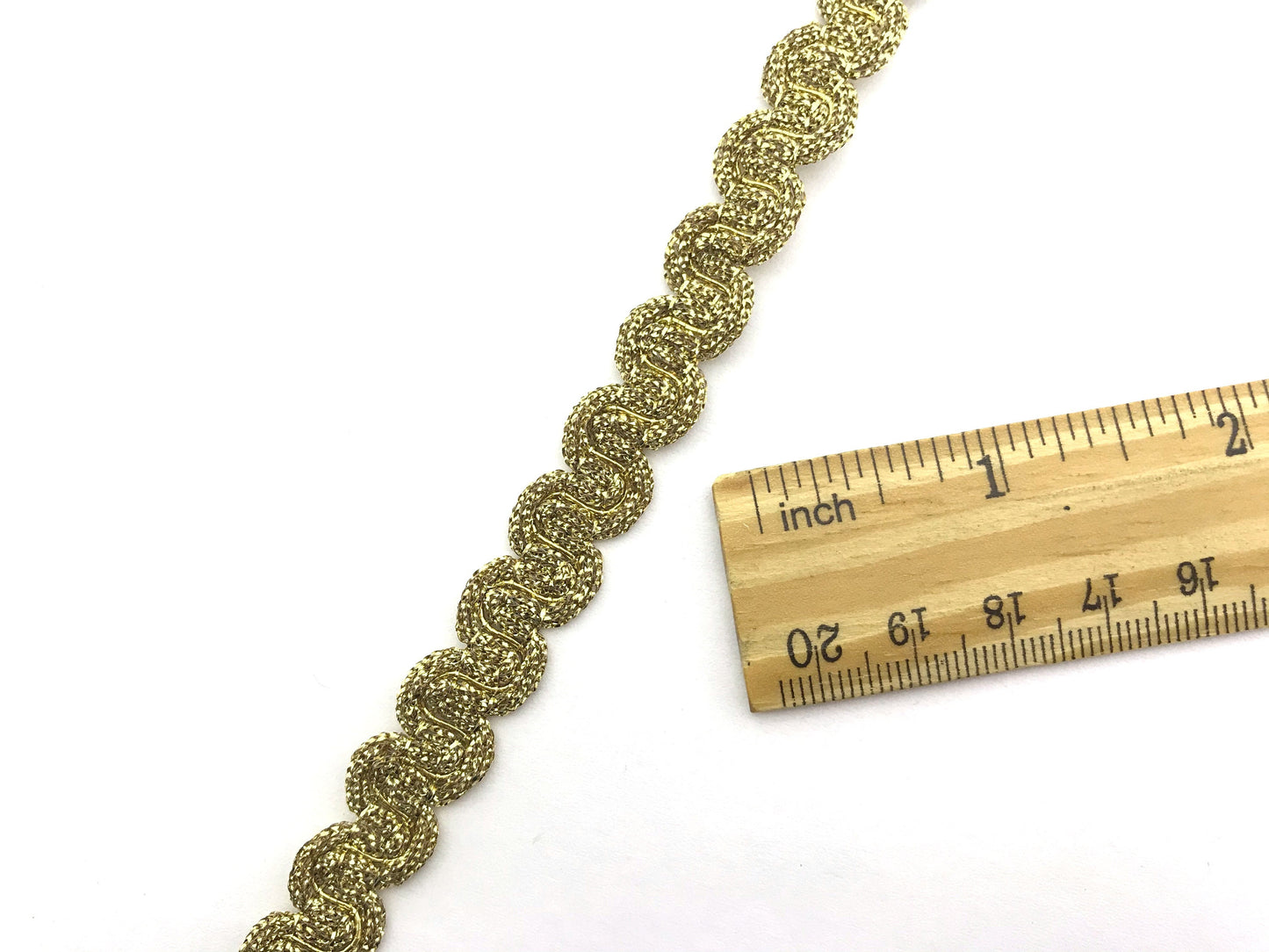 1 metro passamaneria a cucire oro o argento 13mm. Decorazione fashion per borse, scarpe, cinture, pantaloni e maglie.