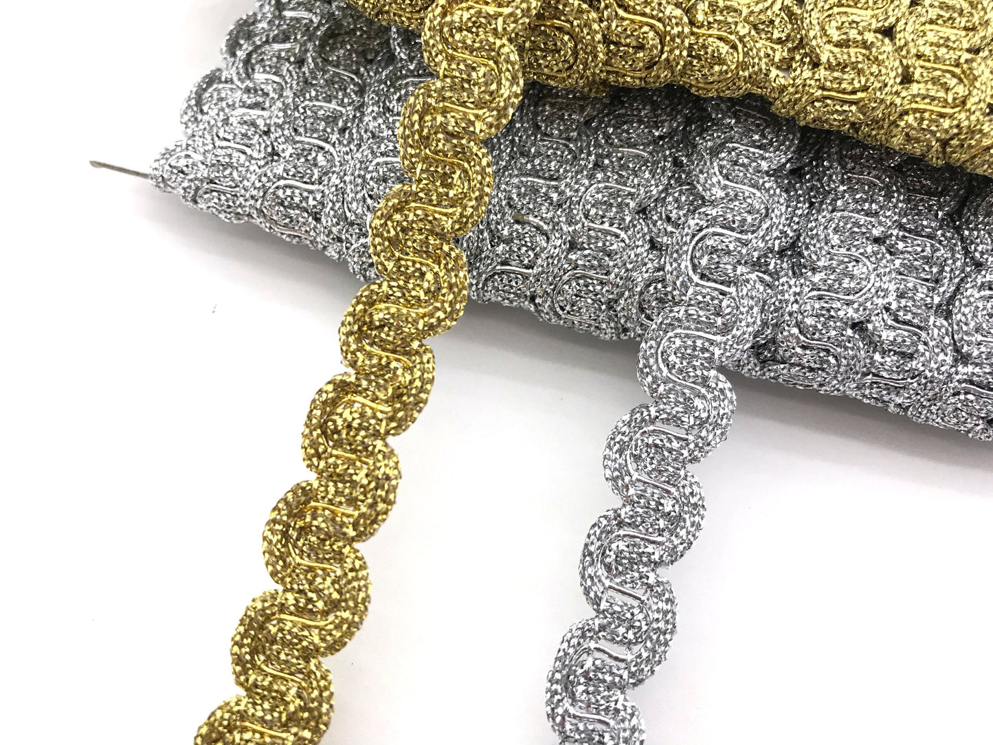1 metro passamaneria a cucire oro o argento 13mm. Decorazione fashion per borse, scarpe, cinture, pantaloni e maglie.