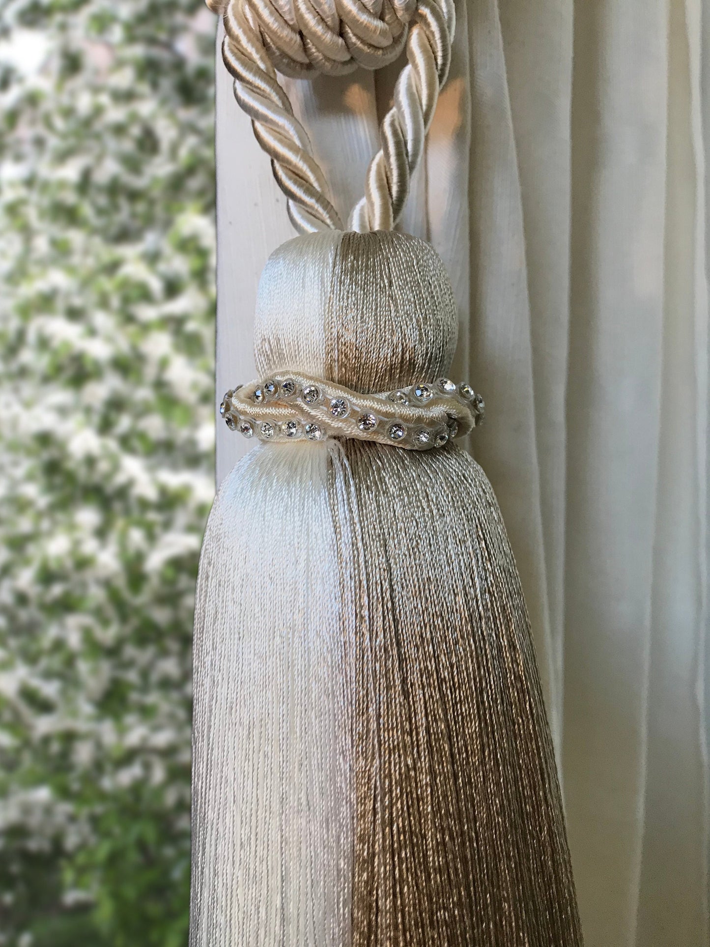 1 Large luxury curtain tieback, large three-color tassel decorated with rhinestones, stunning curtain accessory.