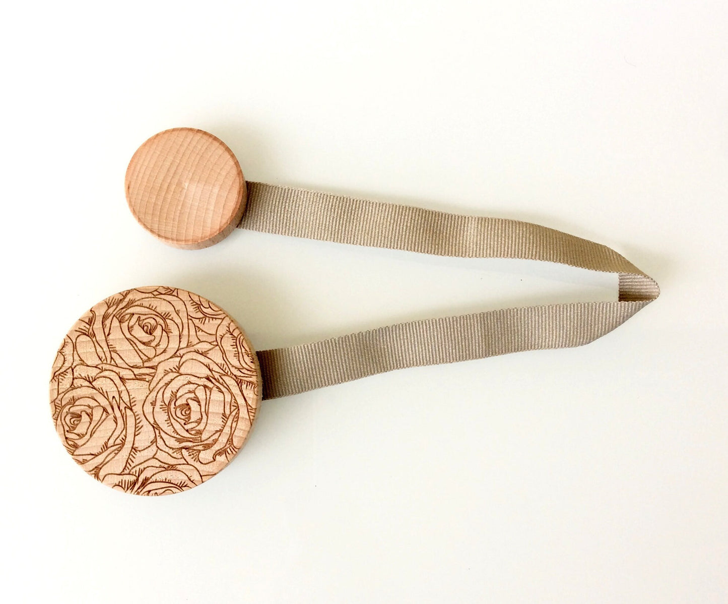 Calamita per tenda. In faggio massello decorazione rose incise. Regalo originale fatto a mano per tutti coloro che amano decorare casa.
